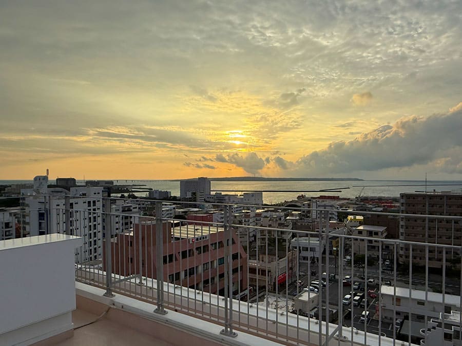 宮古島 平良 スマイルホテル宮古島 屋上テラス ルーフトップテラス 伊良部島 伊良部大橋 サンセット 夕日 オーシャンビュー