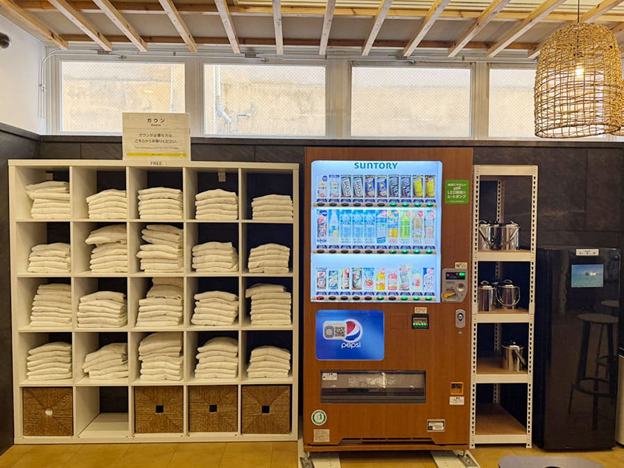 宮古島 平良 スマイルホテル宮古島 ロビー エントランスホール ガウン 自動販売機 氷 アイスペール