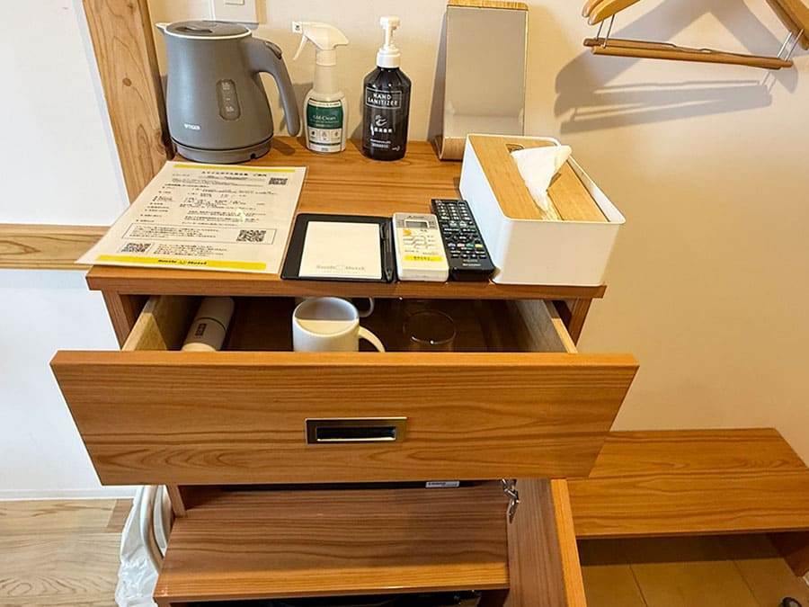 宮古島 平良 スマイルホテル宮古島 新館 A棟 客室 ツインAルーム 湯沸かしポット 消臭スプレー　マグカップ グラス