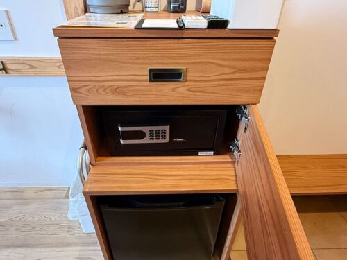 宮古島 平良 スマイルホテル宮古島 新館 A棟 客室 ツインAルーム 棚 冷蔵庫 金庫