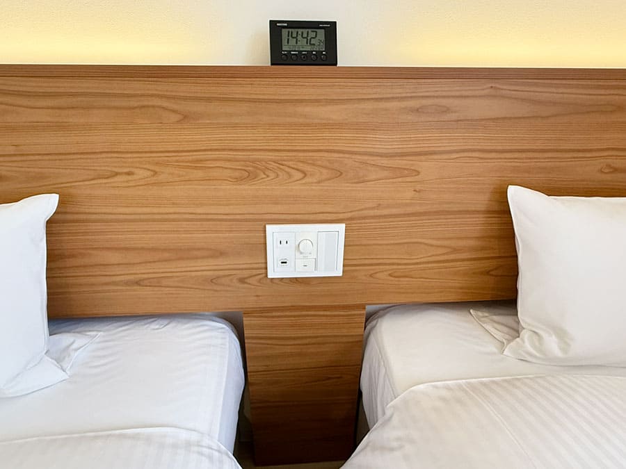 宮古島 平良 スマイルホテル宮古島 新館 A棟 客室 ツインAルーム ベッド ワイドシングル コンセント ライト