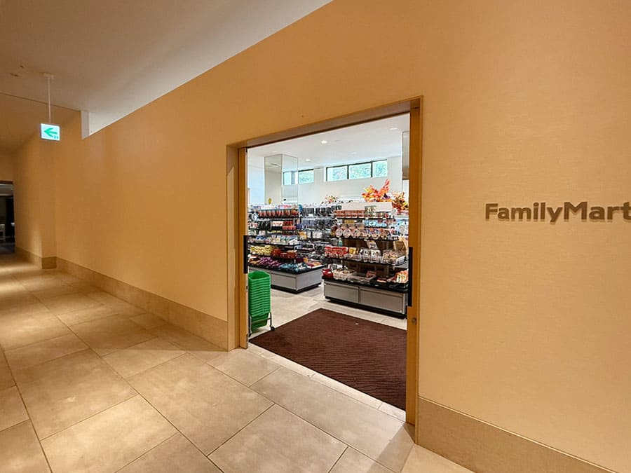 那覇市 ホテル ノボテル沖縄那覇 1F ロビー コンビニ ファミリーマート