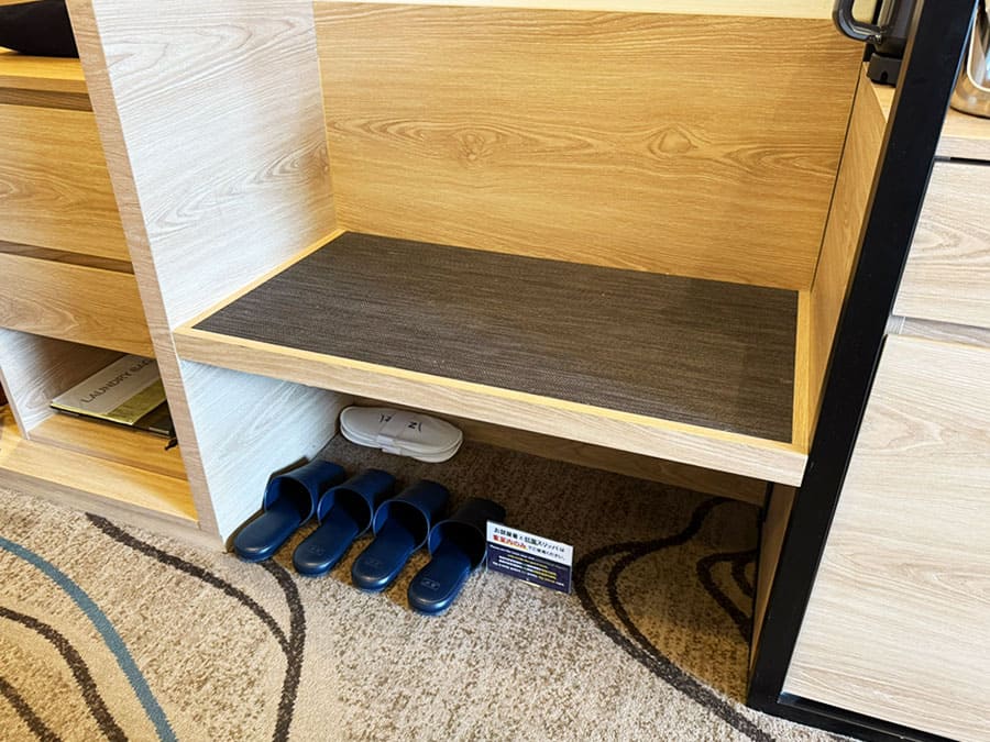 ノボテル沖縄那覇 客室 スタンダードツイン スリッパ 荷物置き場