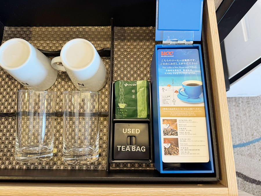 ノボテル沖縄那覇 客室 スタンダードツイン グラス マグカップ 緑茶 コーヒーセット