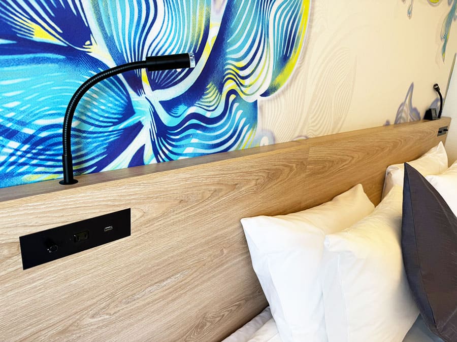 ノボテル沖縄那覇 客室 スタンダードツイン ベッド シモンズ 枕元 ライト 電源 USB