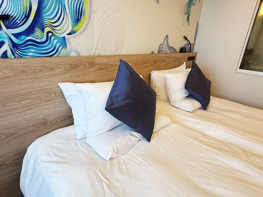 ノボテル沖縄那覇 客室 スタンダードツイン ベッド シモンズ 枕