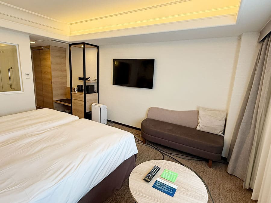 ノボテル沖縄那覇 客室 スタンダードツイン テレビ ソファー テーブルセット