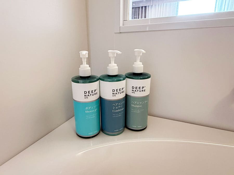 ノボテル沖縄那覇 客室 スタンダードツイン バスルーム ボディソープ ヘアシャンプー ヘアコンディショナー