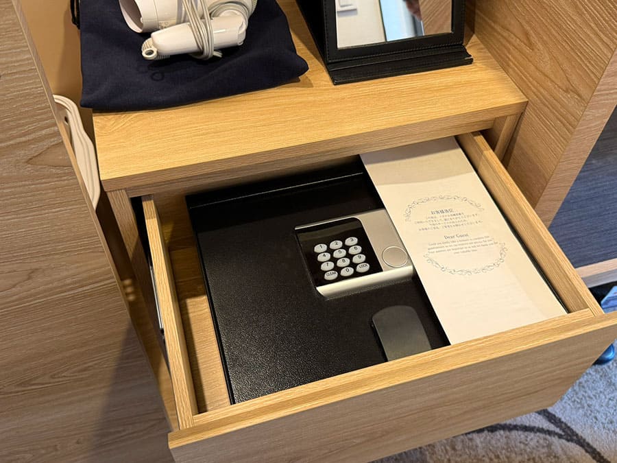 ノボテル沖縄那覇 客室 スタンダードツイン クローゼット 貴重品ボックス