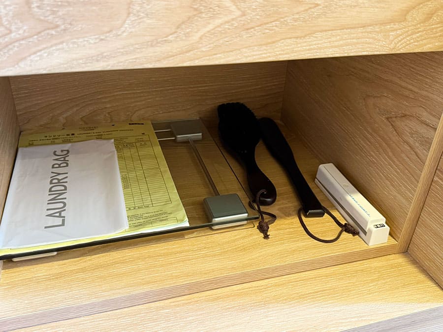 ノボテル沖縄那覇 客室 スタンダードツイン クローゼット 体重計 ヘルスメーター 靴ベラ 洋服ブラシ