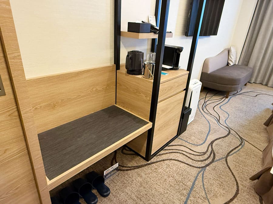 ノボテル沖縄那覇 客室 スタンダードツイン 荷物置き場 棚 ソファー アメニティー 部屋設備