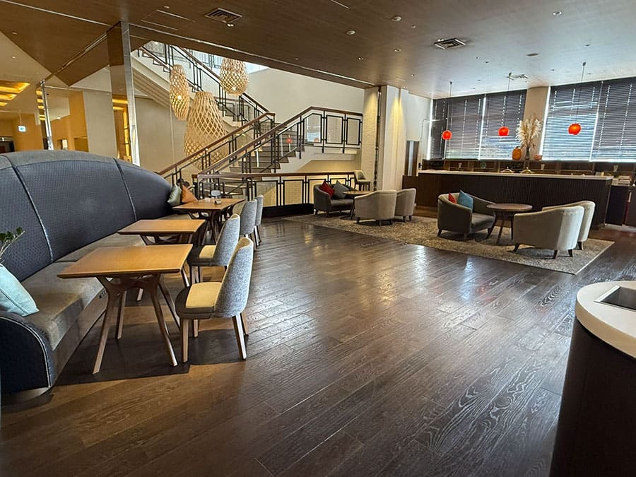 那覇市 ホテル ノボテル沖縄那覇 1F ロビー階 グルメバー ソファー席 テーブル席