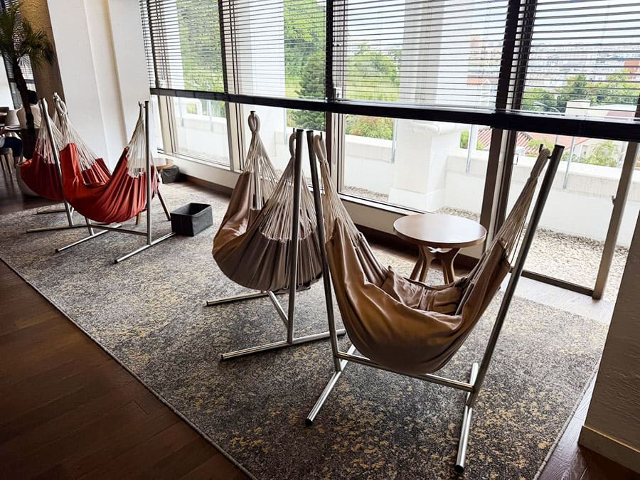 那覇市 ホテル ノボテル沖縄那覇 1F ロビー階 グルメバー ハンモック席