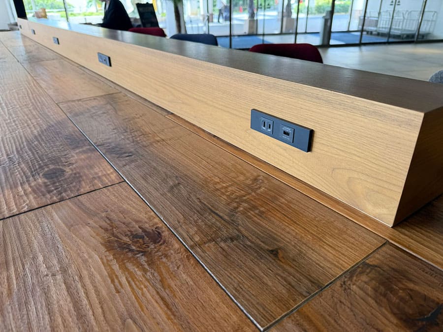 那覇市 ホテル ノボテル沖縄那覇 1F ロビー階 グルメバー コワーキングスペース