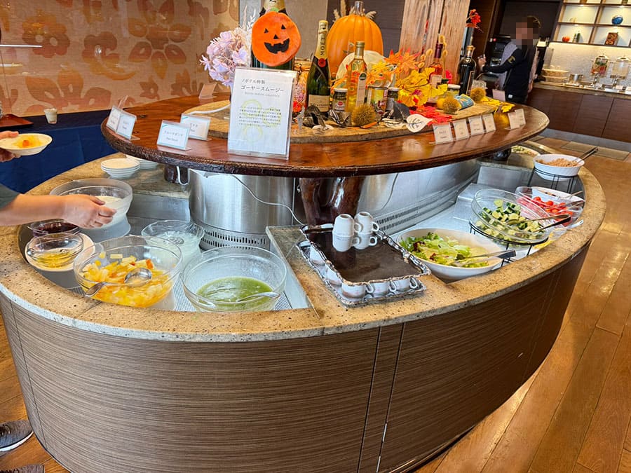 那覇市 ホテル ノボテル沖縄那覇 2F オールデイダイニング フードエクスチェンジ アヴァンセ 朝食 朝食会場 バイキング ビュッフェ サラダ