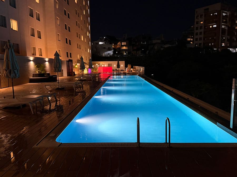 那覇市 ホテル ノボテル沖縄那覇 2F プール インフィニティプール 夜景 ライトアップ ナイトプール