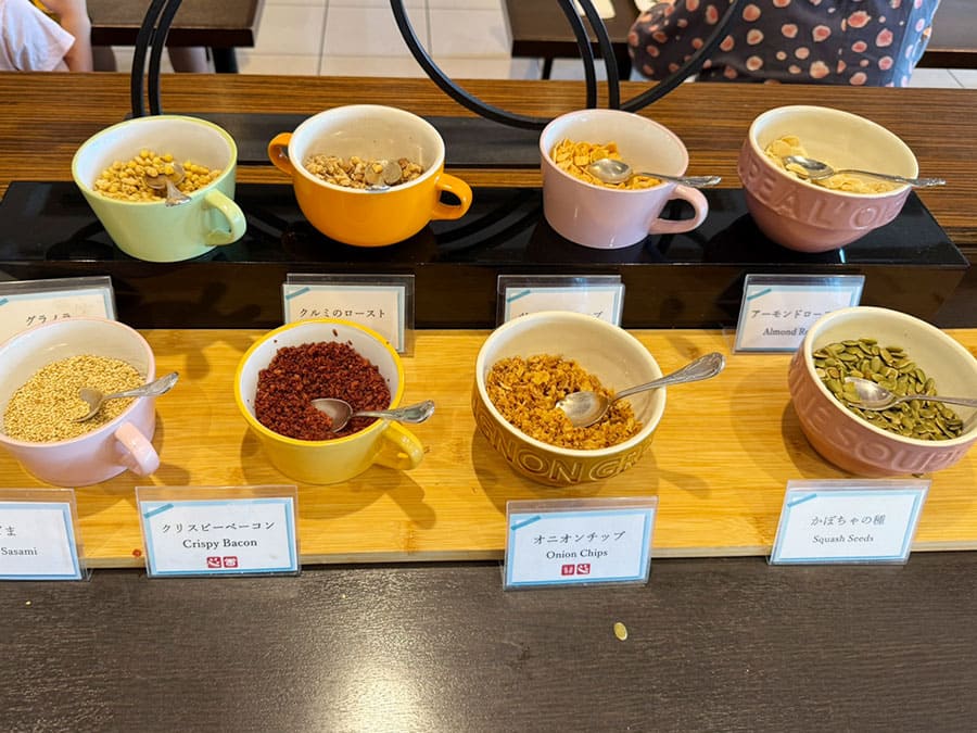 ホテル ノボテル沖縄那覇 朝食 ビュッフェ グラノラ クルミのロースト ガーリックチップ アーモンドロースト 白ごま クリスピーベーコン オニオンチップ かぼちゃの種