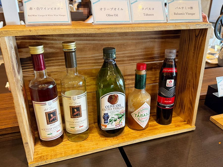 ホテル ノボテル沖縄那覇 朝食 ビュッフェ ワインビネガー オリーブオイル タバスコ バルサミコ酢 調味料