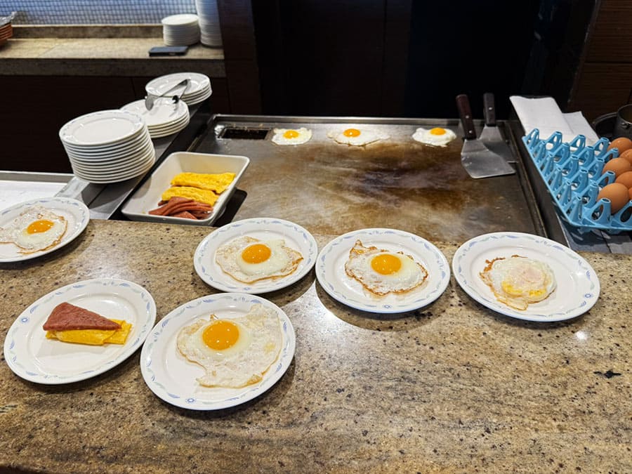 ホテル ノボテル沖縄那覇 朝食 ビュッフェ 平飼い卵 目玉焼き 卵料理