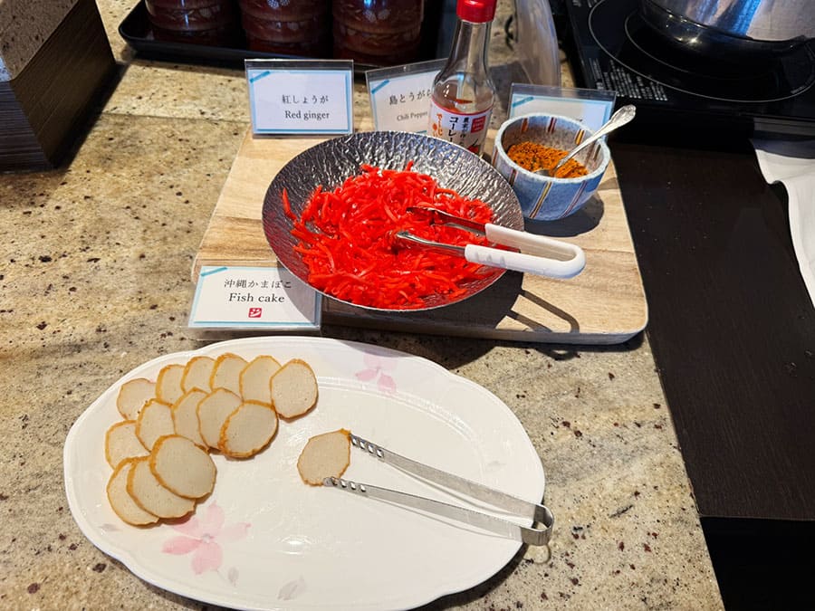 ホテル ノボテル沖縄那覇 朝食 ビュッフェ 沖縄そば かまぼこ 紅しょうが 島とうがらし コーレーグース