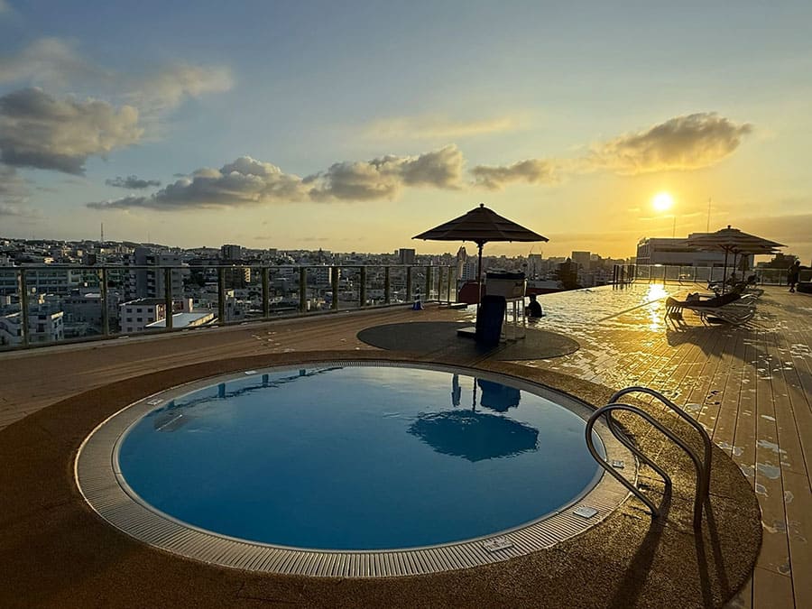 ノボテル沖縄那覇 プール インフィニティプール サンセット 夕景 マジックアワー