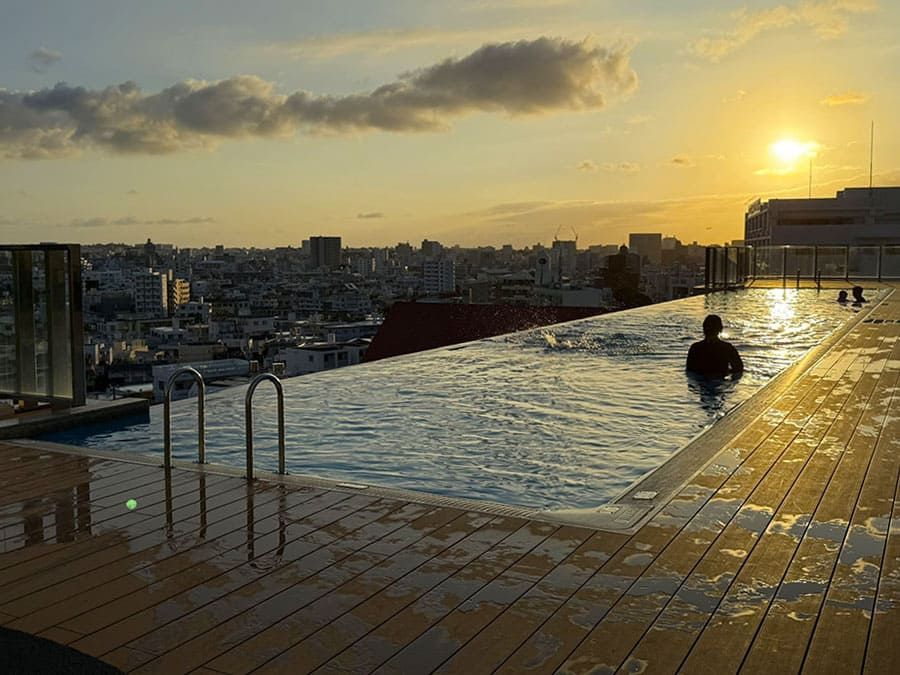 ノボテル沖縄那覇 プール インフィニティプール サンセット 夕景 マジックアワー