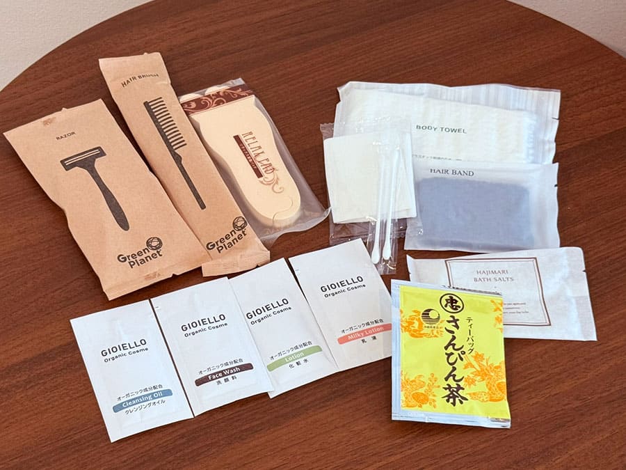 那覇市 ラ・ジェント・ホテル沖縄那覇 アメニティ カミソリ ブラシ ボディタオル ヘアバンド コットン 綿棒 バスソルト 化粧水 乳液 クレンジングオイル 洗顔料 ティーパック さんぴん茶 リラックス足指パッド