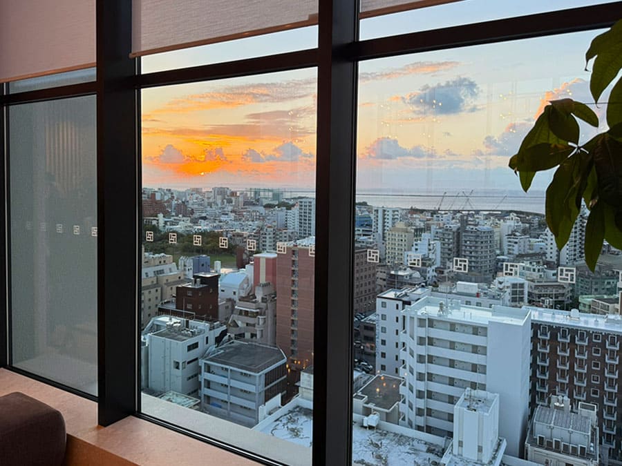 那覇市 ラ・ジェント・ホテル沖縄那覇 17階 ロビー 受付 レセプション フロント 眺め 街中＆オーシャンビュー サンセット 夕日 マジックアワー