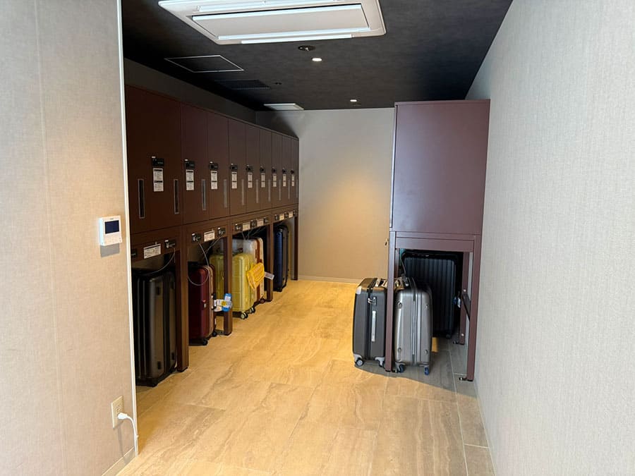 那覇市 ラ・ジェント・ホテル沖縄那覇 17階 ロビー セルフクローク ロッカールーム 荷物預かり 旅行鞄 キャリーバッグ スーツケース トランク