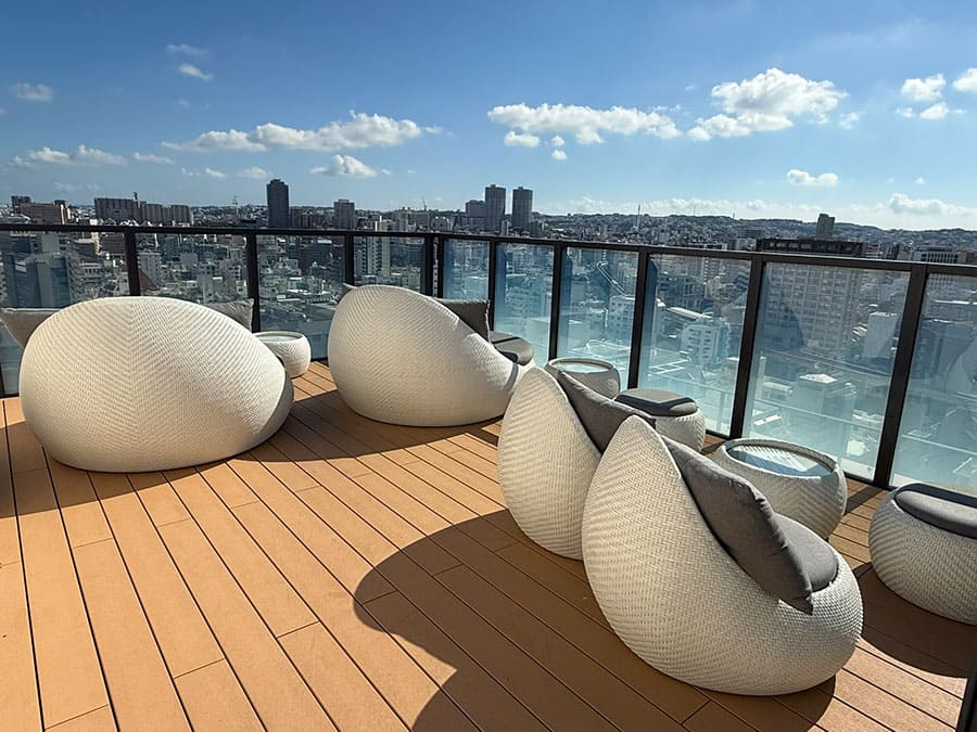 那覇市 ラ・ジェント・ホテル沖縄那覇 17階 ルーフトップバー ソファー席 ラウンジ ルーフバルコニー