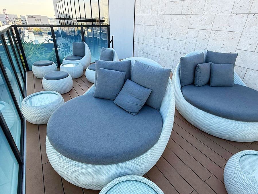 那覇市 ラ・ジェント・ホテル沖縄那覇 17階 ルーフトップバー ソファー席 ラウンジ ルーフバルコニー 屋上テラス