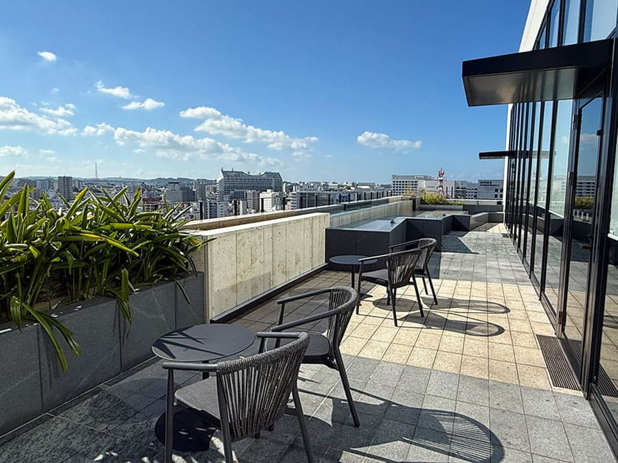 那覇市 ラ・ジェント・ホテル沖縄那覇 17階 ルーフトップバー ソファー席 ラウンジ ルーフバルコニー 屋上テラス 景観
