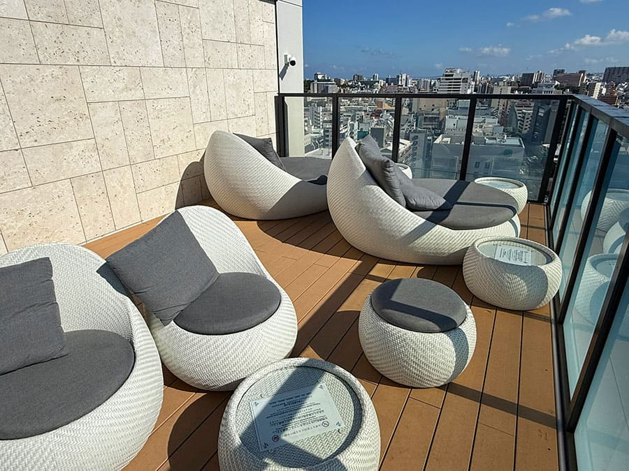 那覇市 ラ・ジェント・ホテル沖縄那覇 17階 ルーフトップバー ソファー席 ラウンジ ルーフバルコニー 屋上テラス 景観