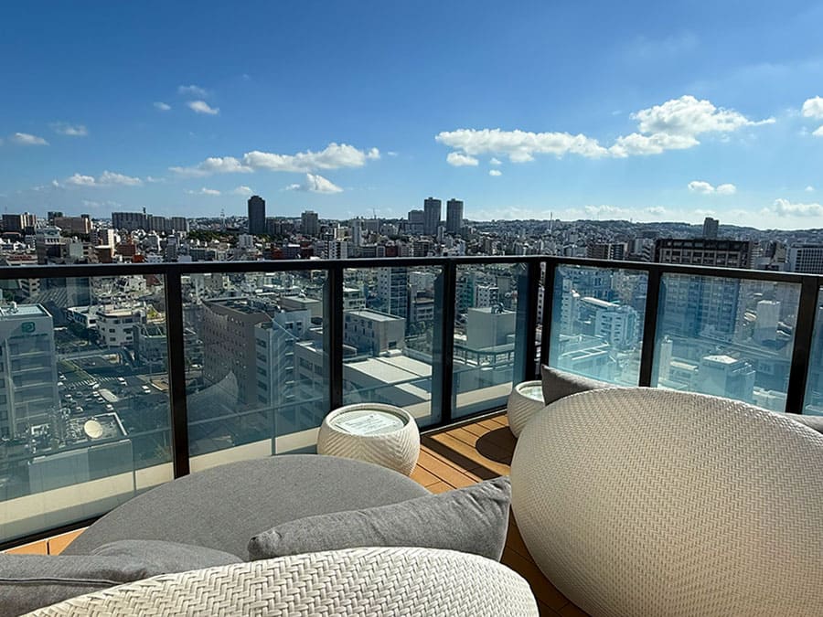 那覇市 ラ・ジェント・ホテル沖縄那覇 17階 ルーフトップバー ソファー席 ラウンジ ルーフバルコニー 屋上テラス 景観