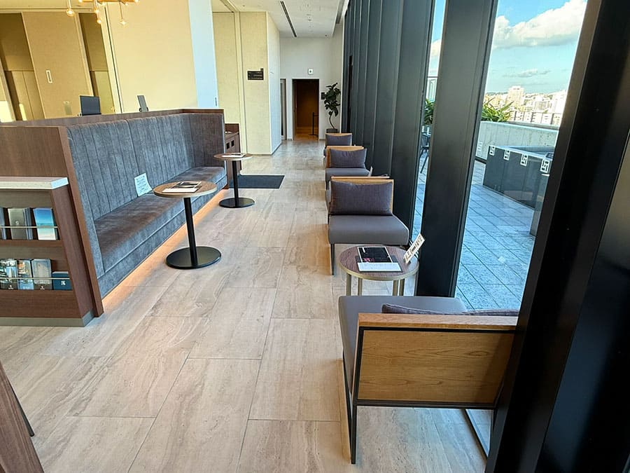 那覇市 ラ・ジェント・ホテル沖縄那覇 17階 ルーフトップバー ソファー席 ラウンジ