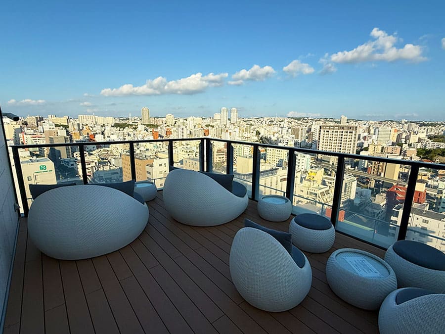 那覇市 ラ・ジェント・ホテル沖縄那覇 17階 ルーフトップバー ソファー席 ラウンジ ルーフバルコニー 屋上テラス