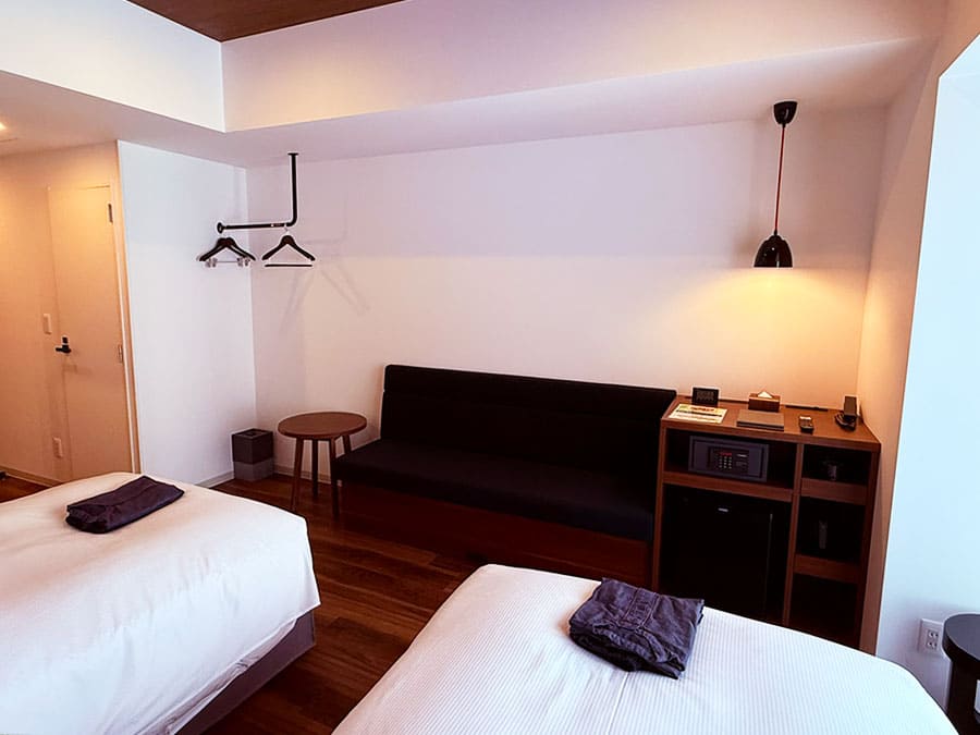 那覇市 ラ・ジェント・ホテル沖縄那覇 客室 モデレートツイン ソファー オープンクローゼット 冷蔵庫