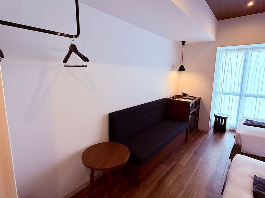 那覇市 ラ・ジェント・ホテル沖縄那覇 客室 モデレートツイン ソファー オープンクローゼット 冷蔵庫