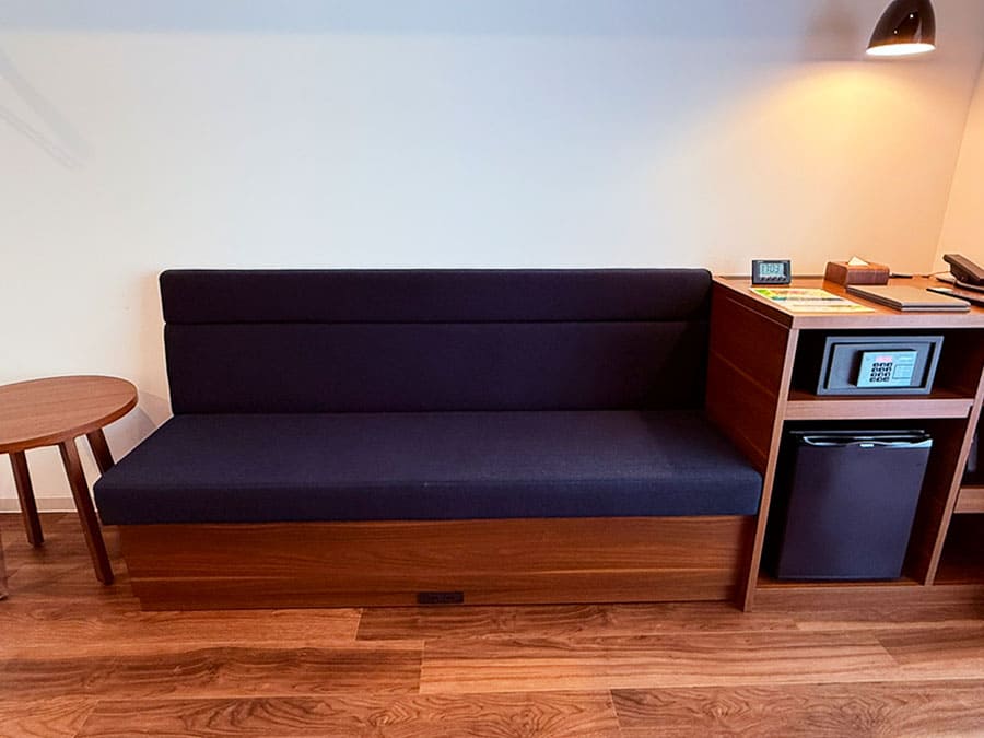 那覇市 ラ・ジェント・ホテル沖縄那覇 客室 モデレートツイン ソファー 冷蔵庫