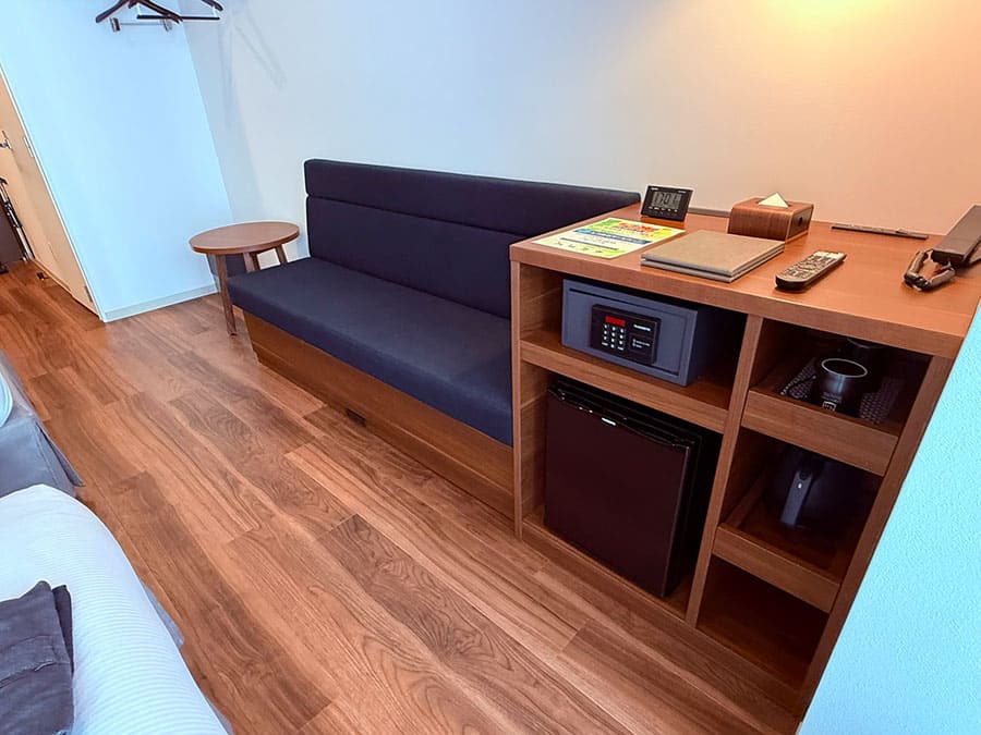 那覇市 ラ・ジェント・ホテル沖縄那覇 客室 モデレートツイン ソファー 冷蔵庫 棚