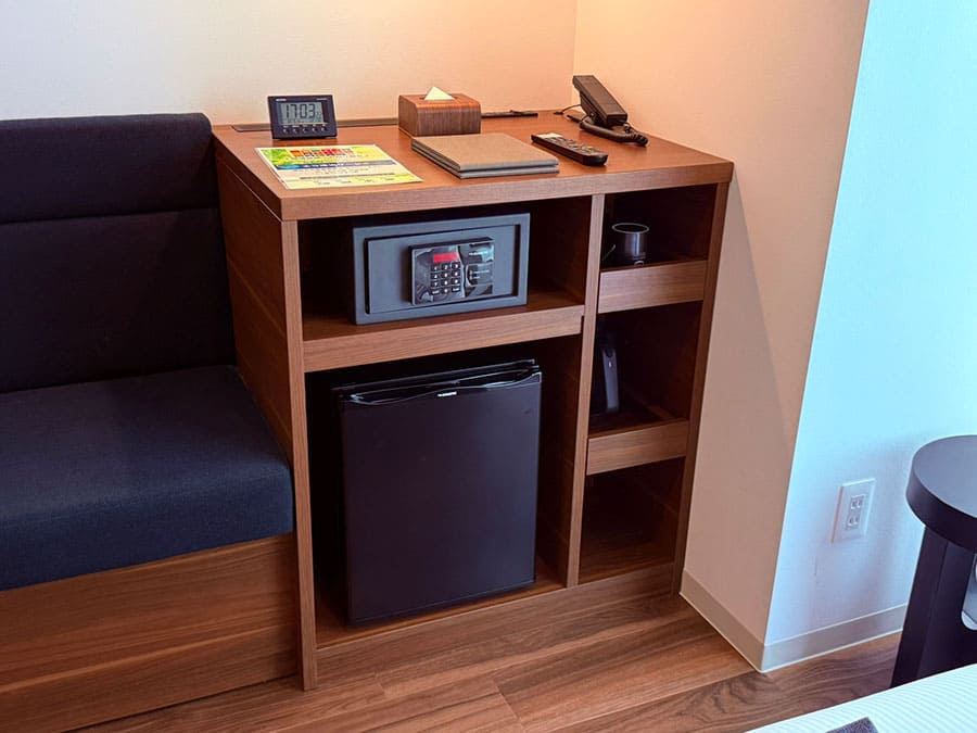 那覇市 ラ・ジェント・ホテル沖縄那覇 客室 モデレートツイン 冷蔵庫 棚 冷蔵庫周り