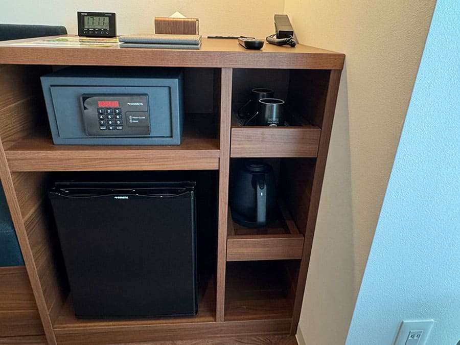 那覇市 ラ・ジェント・ホテル沖縄那覇 客室 モデレートツイン 冷蔵庫 棚 電気ケトル 金庫 電話 マグカップ
