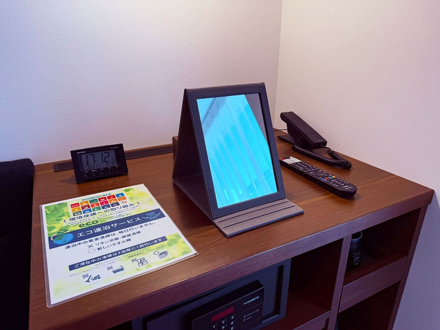 那覇市 ラ・ジェント・ホテル沖縄那覇 客室 モデレートツイン 棚 鏡 電話