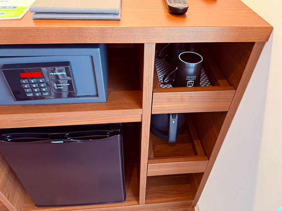 那覇市 ラ・ジェント・ホテル沖縄那覇 客室 モデレートツイン 冷蔵庫 棚 電気ケトル 金庫 マグカップ