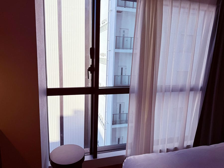 那覇市 ラ・ジェント・ホテル沖縄那覇 客室 モデレートツイン ビュー 窓からの景観 隣のビルビュー