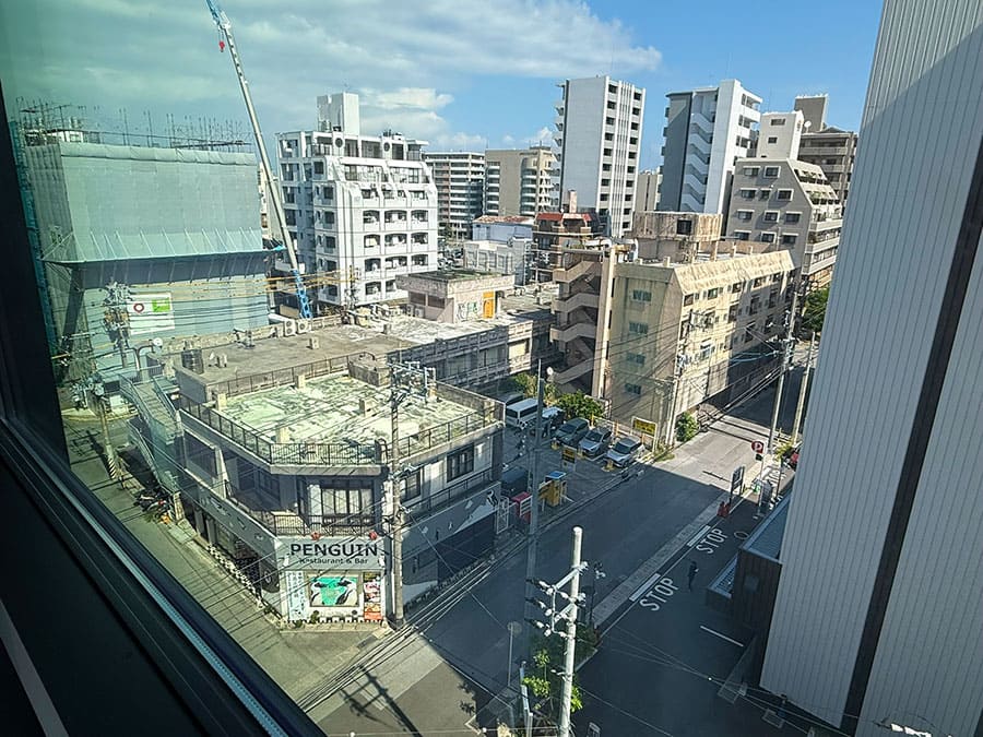 那覇市 ラ・ジェント・ホテル沖縄那覇 客室 モデレートツイン ビュー 窓からの景観 ビルビュー