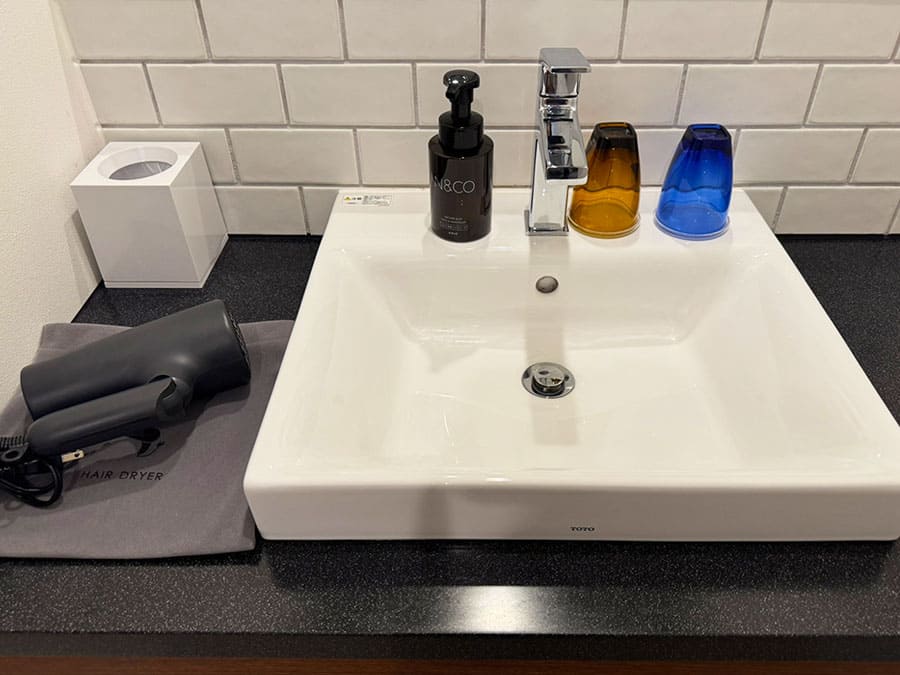 那覇市 ラ・ジェント・ホテル沖縄那覇 客室 モデレートツイン パウダールーム 洗面 フェイス＆ハンドソープ ヘアドライヤー