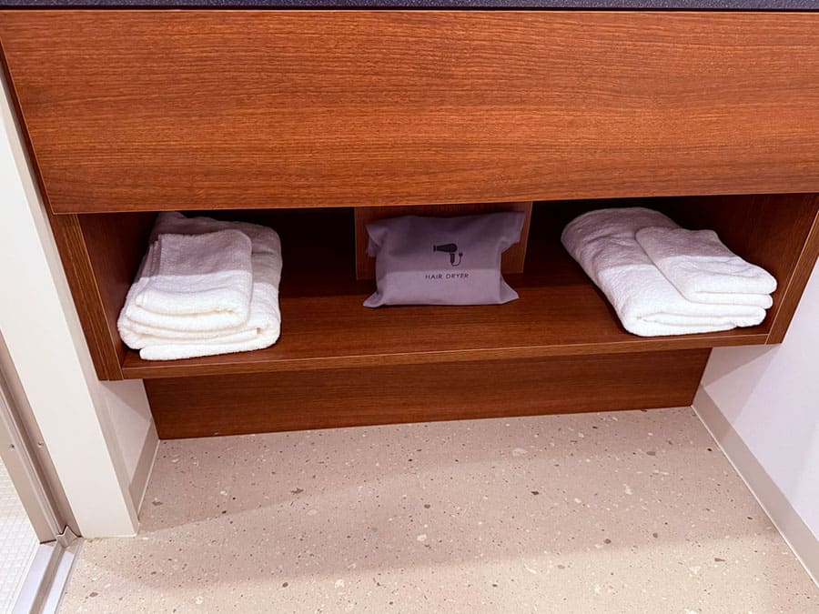 那覇市 ラ・ジェント・ホテル沖縄那覇 客室 モデレートツイン パウダールーム 洗面 ヘアドライヤー バスタオル フェイスタオル