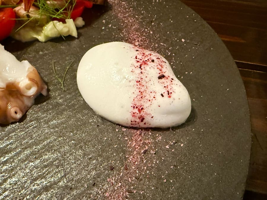 宮古島 フィッシュ タヴェルナ サンボ イタリア料理 カルパッチョおまかせ盛り合わせ 泡 魚醤 ローゼル 食用ハイビスカスを混ぜた塩
