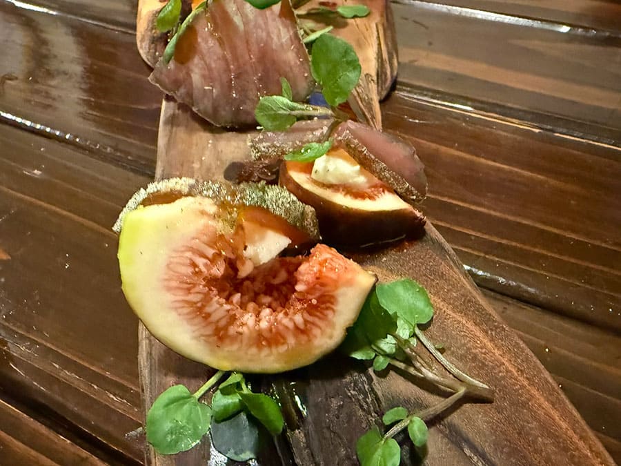 宮古島 フィッシュ タヴェルナ サンボ イタリア料理 キハダマグロの生ハムと島の果実のカプレーゼ フルーツパパイヤ いちじく クレソン
